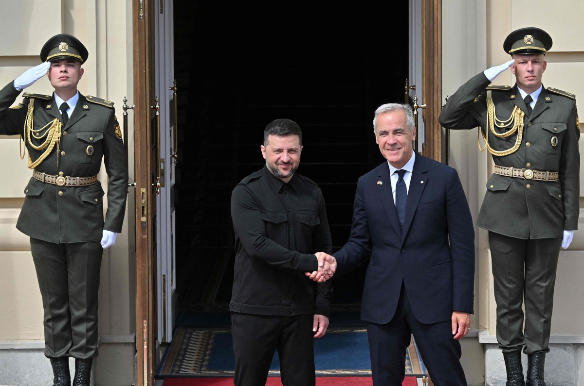 The Ukrainian President Volodymyr Zelensky receives the Prime Minister of Canada Mark Carney, in Kyïv on August 24, 2025. Photo Sergei Supinsky / AFP canada specifies its military commitments